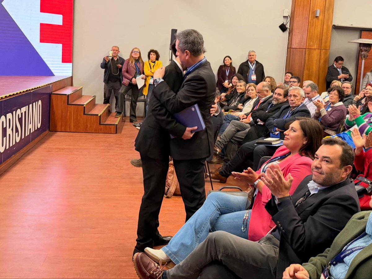 alvaroortizv's tweet photo. 📸 Postales de un día que guardaré para siempre en el corazón ♥️ 

Junta Nacional @PDC_Chile donde asumí como Presidente Nacional junto a la Mesa Nacional y mi hijo Camilo juró como nuevo militante 🥲 fue un día muy feliz https://t.co/Uv4t7Tgpe1