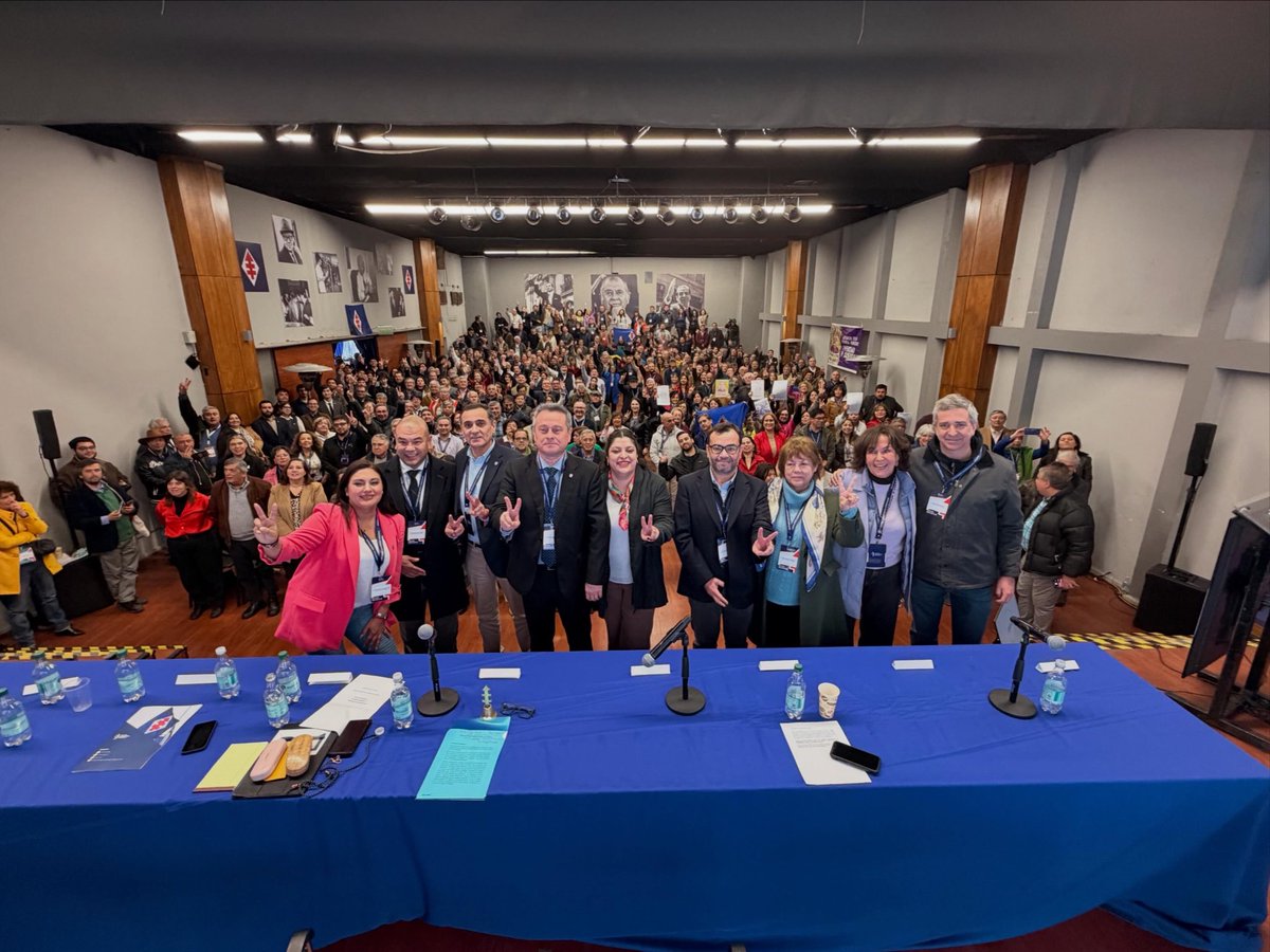 alvaroortizv's tweet photo. 📸 Postales de un día que guardaré para siempre en el corazón ♥️ 

Junta Nacional @PDC_Chile donde asumí como Presidente Nacional junto a la Mesa Nacional y mi hijo Camilo juró como nuevo militante 🥲 fue un día muy feliz https://t.co/Uv4t7Tgpe1