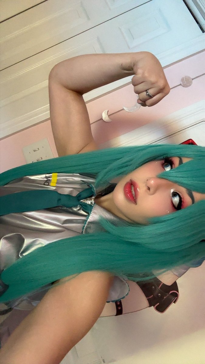 Teahgan's tweet photo. *miku miku beams u into oblivion* https://t.co/JIEvfhQK5t