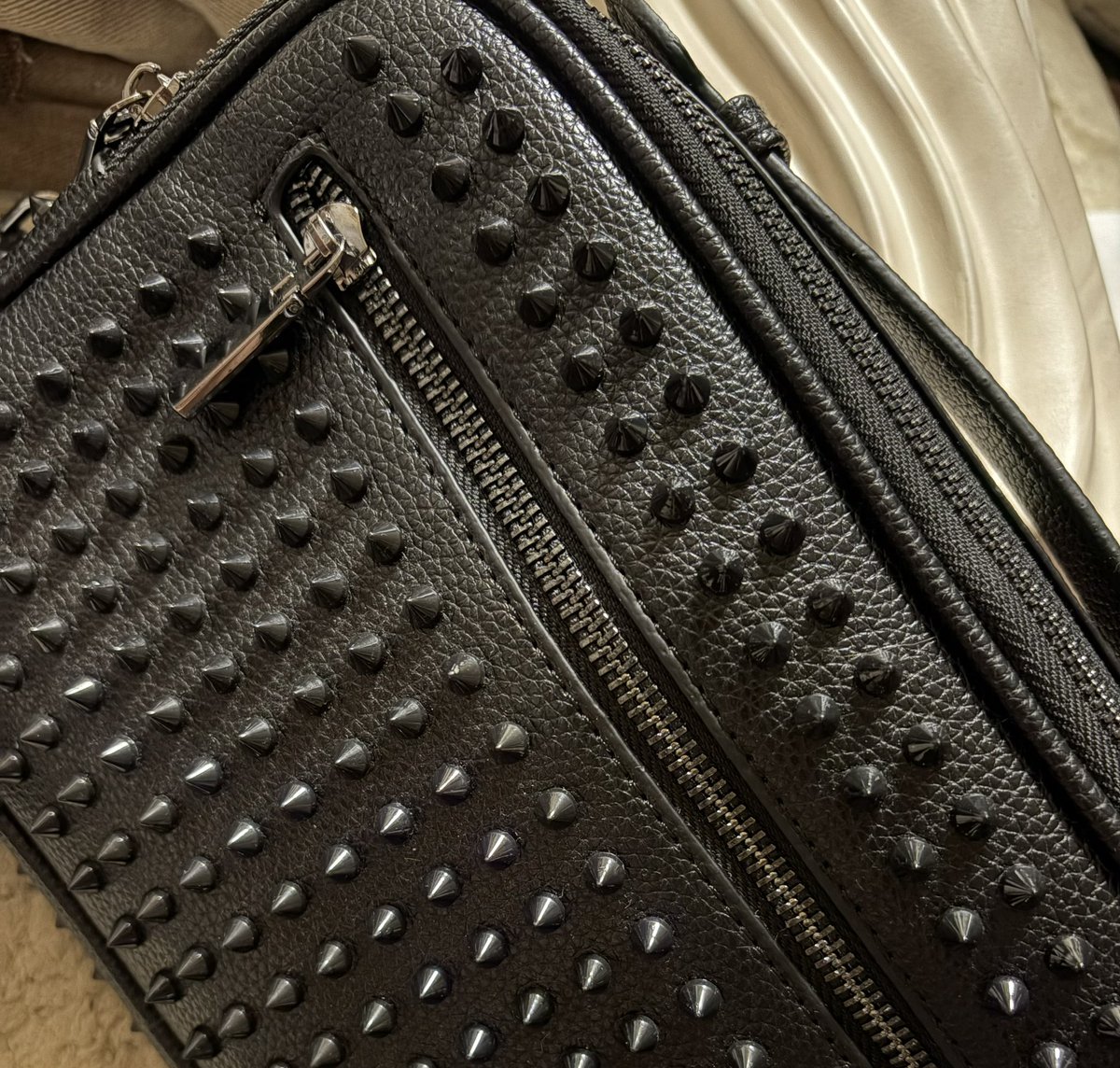 joy_sandesu's tweet photo. 初めての海外怖いからカバンで威嚇しよって思って買ったんだ。シリコンやと思ってたんだ。でも鋭利なプラスチックなんだ。持つ自分にも凶器なんだ。少し当たるだけでも痛いし、何か思ってたんと違うし…ちょっと持つの恥ずかしいし、でも大きさちょうどいいねんし。死☠️ https://t.co/zbT7kYiH4G