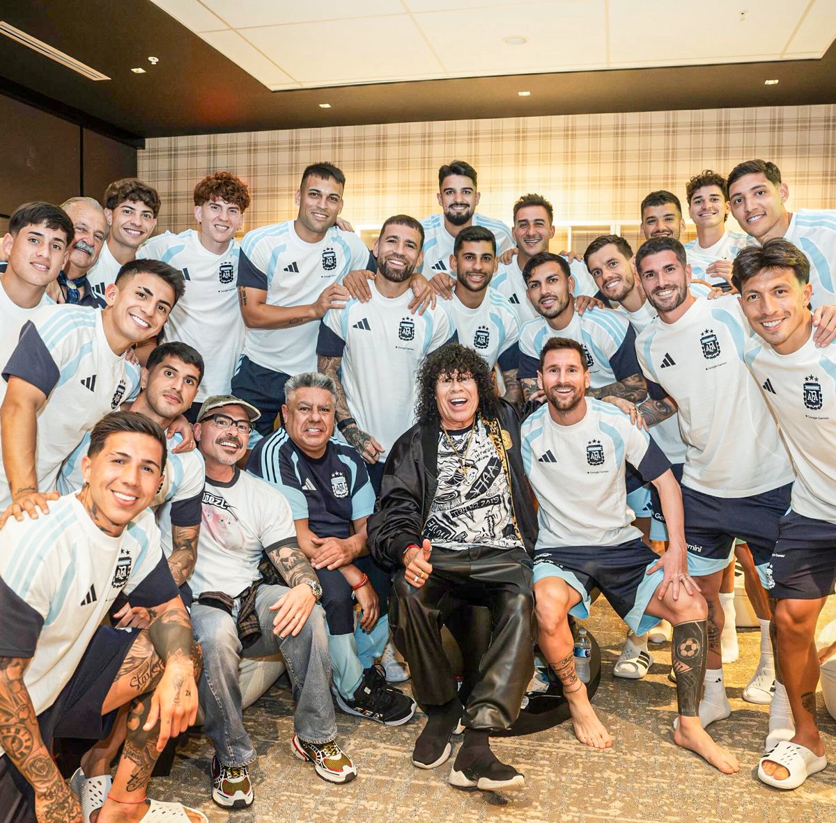 sudanalytics_'s tweet photo. La Selección, con la Mona Jiménez. 🎶🇦🇷 https://t.co/QRlU4rpe4a