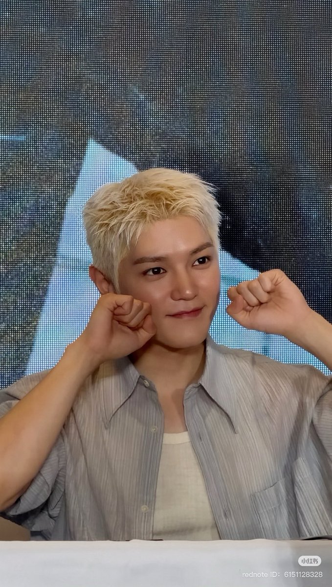 ltyaxis's tweet photo. the way he looks at the fans 🥹 https://t.co/Giq2Tc8iqo