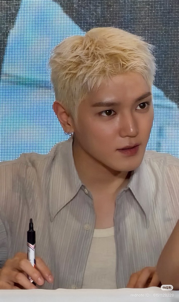 ltyaxis's tweet photo. the way he looks at the fans 🥹 https://t.co/Giq2Tc8iqo