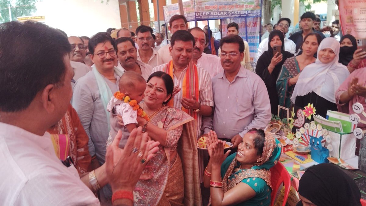 IcdsUnnao's tweet photo. विकासखंड सफीपुर सभागार में जन कल्याण शिविर एवं स्वास्थ्य मेले का उद्घाटन किया गया जिसमें माननीय मंत्री जी एवं माननीय विधायक  जी की गरिमामयी उपस्थिति में  गोद भराई एवं  बच्चों का अन्नप्राशन किया  साथ ही आंगनबाड़ी कार्यकत्रियों एवं समस्त मुख्य सेविकाओं को मोबाइल फोन वितरित किए गए https://t.co/aF5f6UnIzU