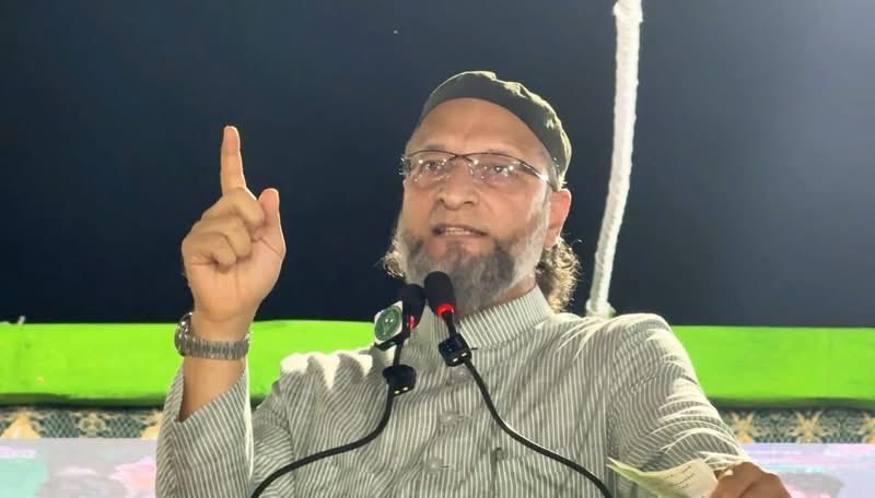 imshaukatali's tweet photo. AIMIM पार्टी के राष्ट्रीय अध्यक्ष, नकीब-ए-मिल्लत अलहाज जनाब बैरिस्टर @asadowaisi साहब ने गाज़ी की ज़मीन जनपद बहराइच की मटेरा विधानसभा क्षेत्र के शंकरपुर चौराहा के पास आयोजित ऐतिहासिक विशाल जनसभा को संबोधित किया।
उमड़ा हुआ जनसैलाब, अवाम का बेमिसाल हुजूम और खचाखच भरा मैदान इस बात की गवाही दे रहा था कि मटेरा की जनता बदलाव का पक्का इरादा कर चुकी है। लोगों की अभूतपूर्व मौजूदगी ने साफ़ संकेत दे दिया कि क्षेत्र की सियासत एक नए मोड़ की ओर बढ़ रही है।
यह ऐतिहासिक जनसभा उत्तर प्रदेश की राजनीति और आगामी 2027 विधानसभा चुनाव को लेकर नई चर्चाओं और राजनीतिक सरगर्मियों का केंद्र बन गई है। इंशाअल्लाह, मटेरा विधानसभा में वर्षों से नाइंसाफियों, उपेक्षा और बदहाली का सामना कर रहे लोगों को इंसाफ दिलाने तथा क्षेत्र के विकास, तरक्की और खुशहाली के लिए एक नई राजनीतिक दिशा तय होगी।
#AIMIM #AsaduddinOwaisi #ShaukatAli #AIMIMUttarPradesh #Bahraich