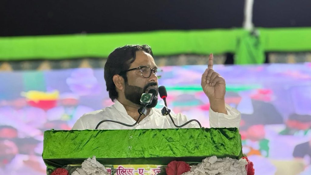 imshaukatali's tweet photo. AIMIM पार्टी के राष्ट्रीय अध्यक्ष, नकीब-ए-मिल्लत अलहाज जनाब बैरिस्टर @asadowaisi साहब ने गाज़ी की ज़मीन जनपद बहराइच की मटेरा विधानसभा क्षेत्र के शंकरपुर चौराहा के पास आयोजित ऐतिहासिक विशाल जनसभा को संबोधित किया।
उमड़ा हुआ जनसैलाब, अवाम का बेमिसाल हुजूम और खचाखच भरा मैदान इस बात की गवाही दे रहा था कि मटेरा की जनता बदलाव का पक्का इरादा कर चुकी है। लोगों की अभूतपूर्व मौजूदगी ने साफ़ संकेत दे दिया कि क्षेत्र की सियासत एक नए मोड़ की ओर बढ़ रही है।
यह ऐतिहासिक जनसभा उत्तर प्रदेश की राजनीति और आगामी 2027 विधानसभा चुनाव को लेकर नई चर्चाओं और राजनीतिक सरगर्मियों का केंद्र बन गई है। इंशाअल्लाह, मटेरा विधानसभा में वर्षों से नाइंसाफियों, उपेक्षा और बदहाली का सामना कर रहे लोगों को इंसाफ दिलाने तथा क्षेत्र के विकास, तरक्की और खुशहाली के लिए एक नई राजनीतिक दिशा तय होगी।
#AIMIM #AsaduddinOwaisi #ShaukatAli #AIMIMUttarPradesh #Bahraich