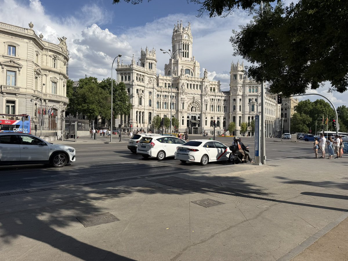 hugo_cnm's tweet photo. Una semana de la misa y siguen sin volver las marquesinas a Cibeles aún con los dias de sol y calor que está haciendo

Poca prisa mete el Ayuntamiento a la concesionaria para que las reinstale, pero bien rápido puso las banderas en la fuente de vuelta, prioridades imagino 😂 https://t.co/IbEwnhoztz