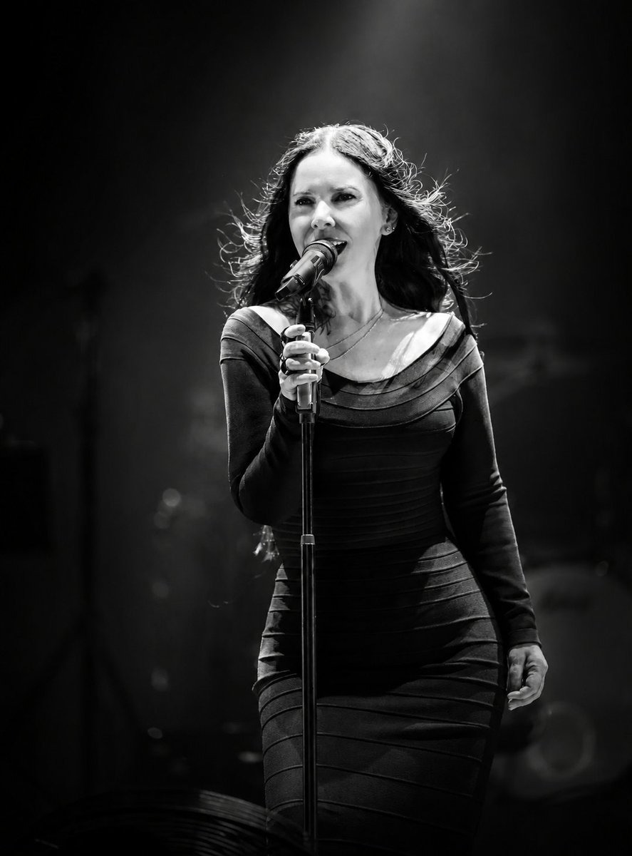 SeboizmReunion's tweet photo. Here's the queen of Turkish rock! 🖤 https://t.co/go69YvrawW