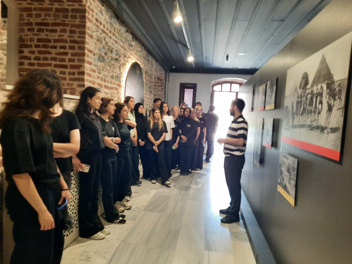 YesilkoyAL's tweet photo. Zeytinburnu Kazlıçeşme Sanat Galerisinde NUN Eğitim ve
Kültür Vakfı ile Enstitü Sosyal himayesinde açılan "İnsanlığın Yükü Dekolonizasyonun Bugünü" adlı sergiyi Görsel Sanatlar öğretmen ve öğrencilerimiz ile birlikte ziyaret ettik.
@MucahitYentur 
@karzuoglu 
@Adem_Duzgun52 https://t.co/94o6fz0YNe
