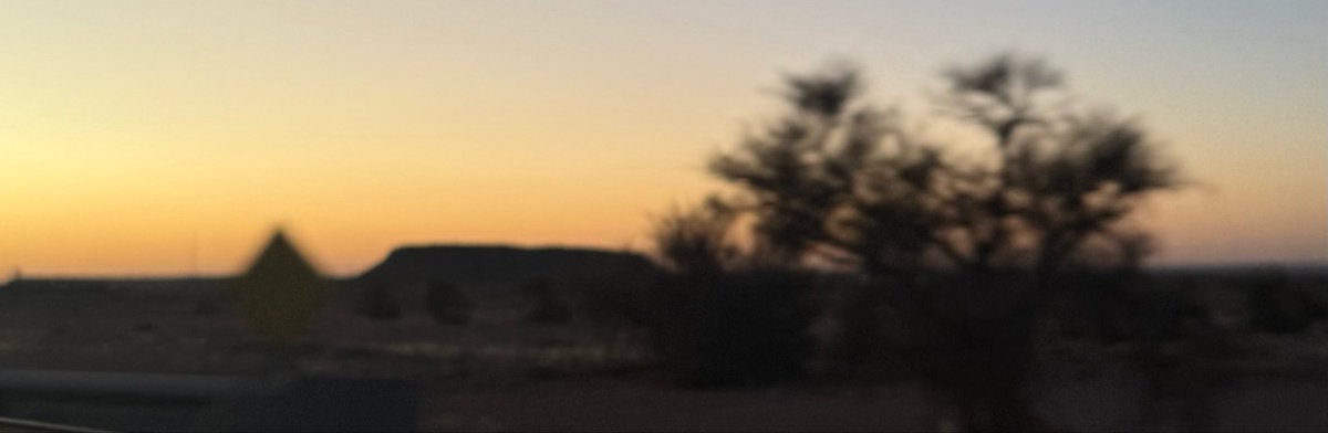 _29it's tweet photo. - مساء الخير ، يا معشر القرّاء :
«تأسرني شاعرية الرحيل بشكل عام، وهي أكثر 
ما أحبه في الغروب، أحب سكينة التخلي التي 
يودّع فيها اليوم نهاره أتخفّف بها، وتصالحني 
دائمًا مع ذاتي » https://t.co/emt0jz1QZt