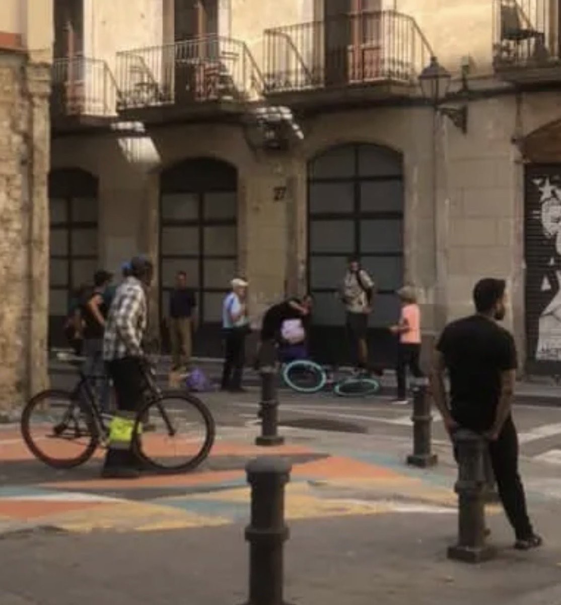 contrastado's tweet photo. 1 magrebí le roba el collar a una anciana arrancándoselo con violencia del cuello en la Avda. de les Drassanes en Barcelona hiriendo a la mujer en la barbilla.
Los vecinos que presenciaron el robo,lograron atraparlo y retenerlo hasta la llegada de los Mossos
…Vamos despertando👏🏼 https://t.co/CcpmYn1zdQ