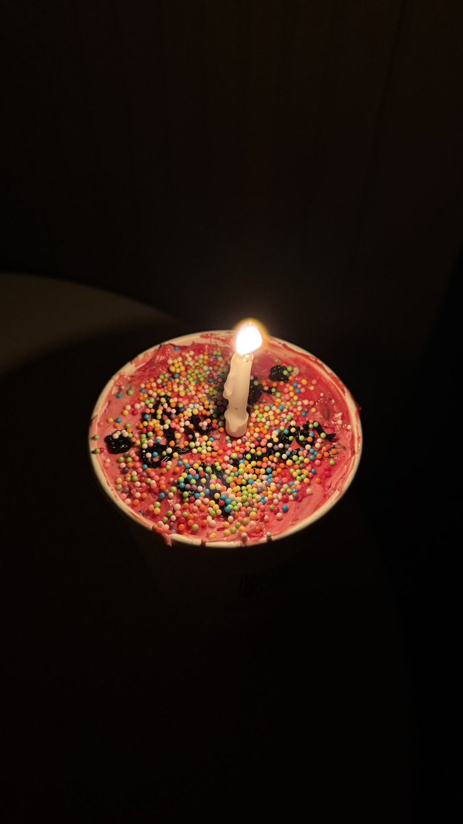 dunalharbi's tweet photo. 6/13
يوم ميلادي انا وأختي ❣️
Señorita Duna &amp; Afnan Metamorphosing

And I chose word“Metamorphosis” instead of “Happy Birthday,” because this birthday marks a transformation, not just another year

(على فكره انا اللي رسمت على الكيكة) https://t.co/CVdYv29gQp