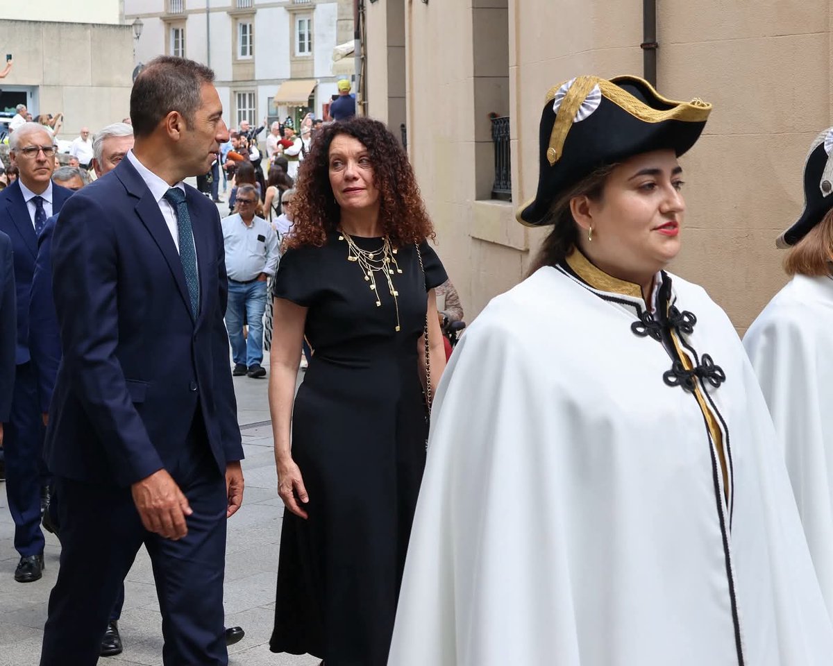OlimpiaLopezRo's tweet photo. Hai anos comecei a miña carreira no Arquivo do Reino de Galicia. Alí traballei con documentos onde o antigo Reino de Galicia deixou o seu rastro.
Hoxe, como subdelegada do Goberno, lembro esa entidade política histórica ao participar na Ofrenda do Antigo Reino de Galicia.
#Lugo https://t.co/BRb7tFJEpk