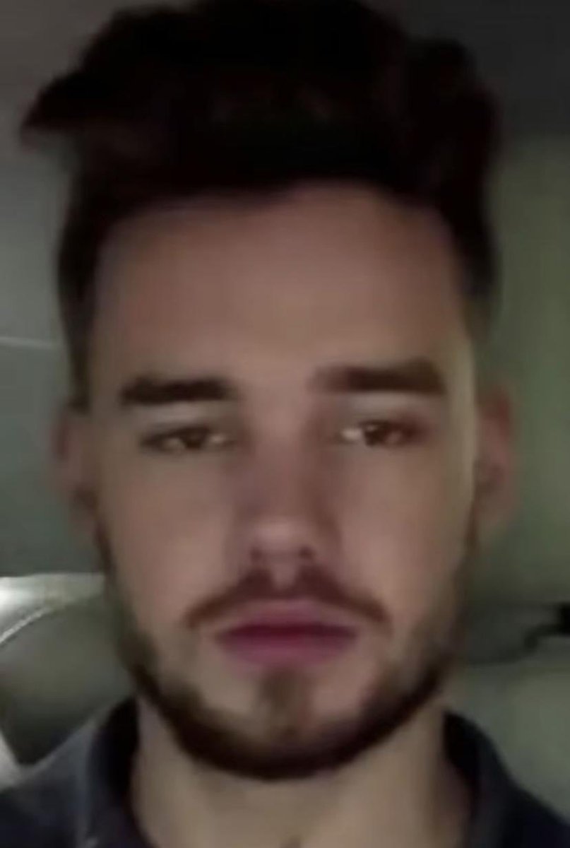 Crismtz_ahft's tweet photo. *Suena alguna canción de One Direction*

Mi familia:                                 Yo: https://t.co/51fontCLaX