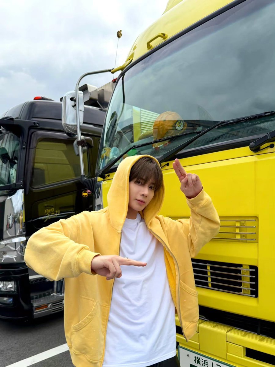riebbit's tweet photo. lucu banget dia, pake warna kuning my favorite. https://t.co/M1sCSBwWTu