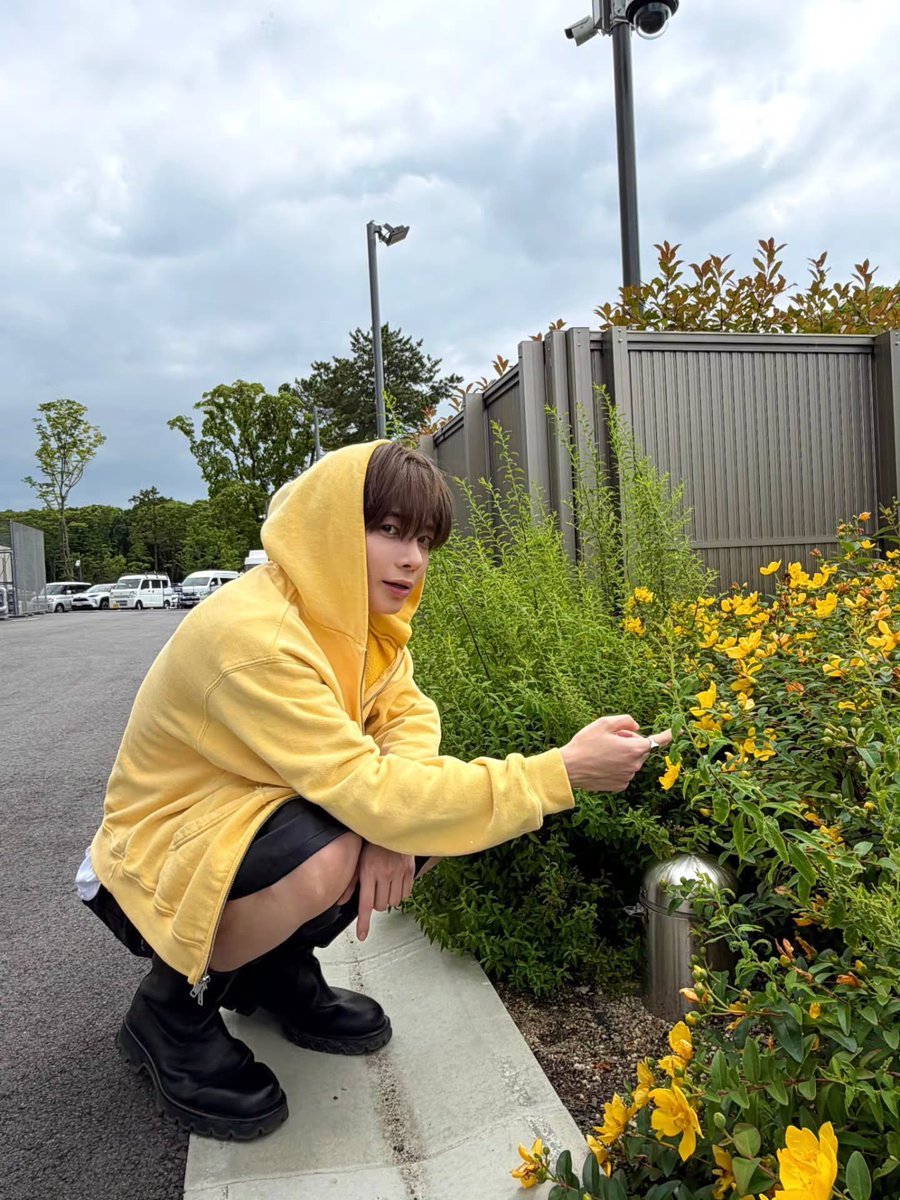 riebbit's tweet photo. lucu banget dia, pake warna kuning my favorite. https://t.co/M1sCSBwWTu