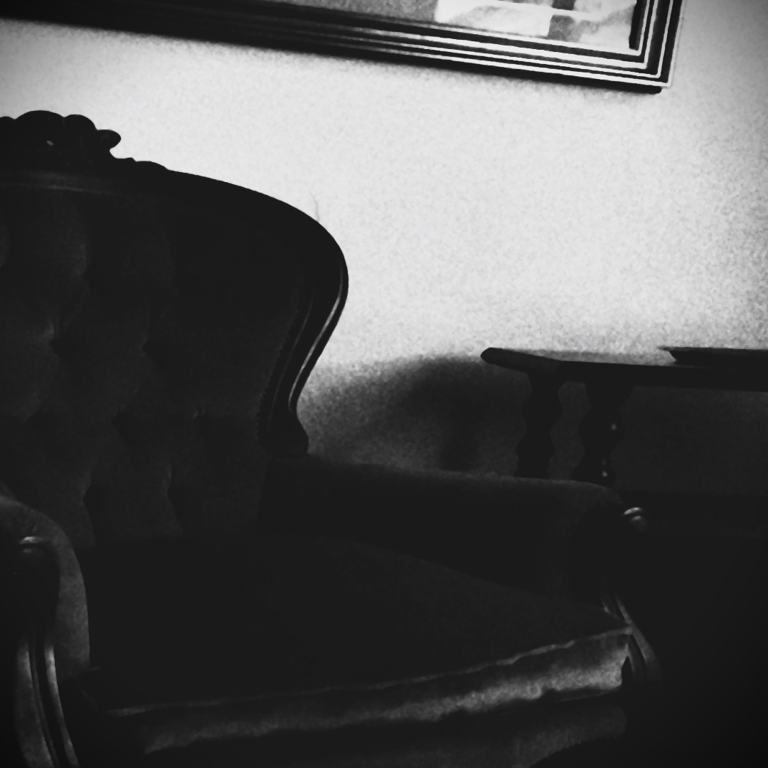 uno_come_tanti_'s tweet photo. La solitudine,
un luogo sicuro dove le illusioni si dissolvono
come pioggia sui vetri.
Resta un tempo sospeso nel silenzio.
E in silenzio aspetto…
Senza aspettarmi nulla.
Dentro è buio, ma la luce non si arrende.
_______________
📷 dentro me_ #interno #insideview https://t.co/h6vSX46sJN