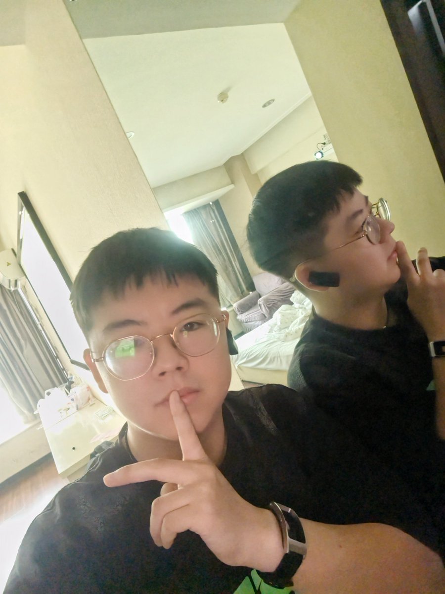 huxioxun1's tweet photo. 怎么这么快就破1000了，谢谢各位的支持，狗狗会继续努力更新的嘿嘿🤤🤤🤤 https://t.co/hfzzckJp4e