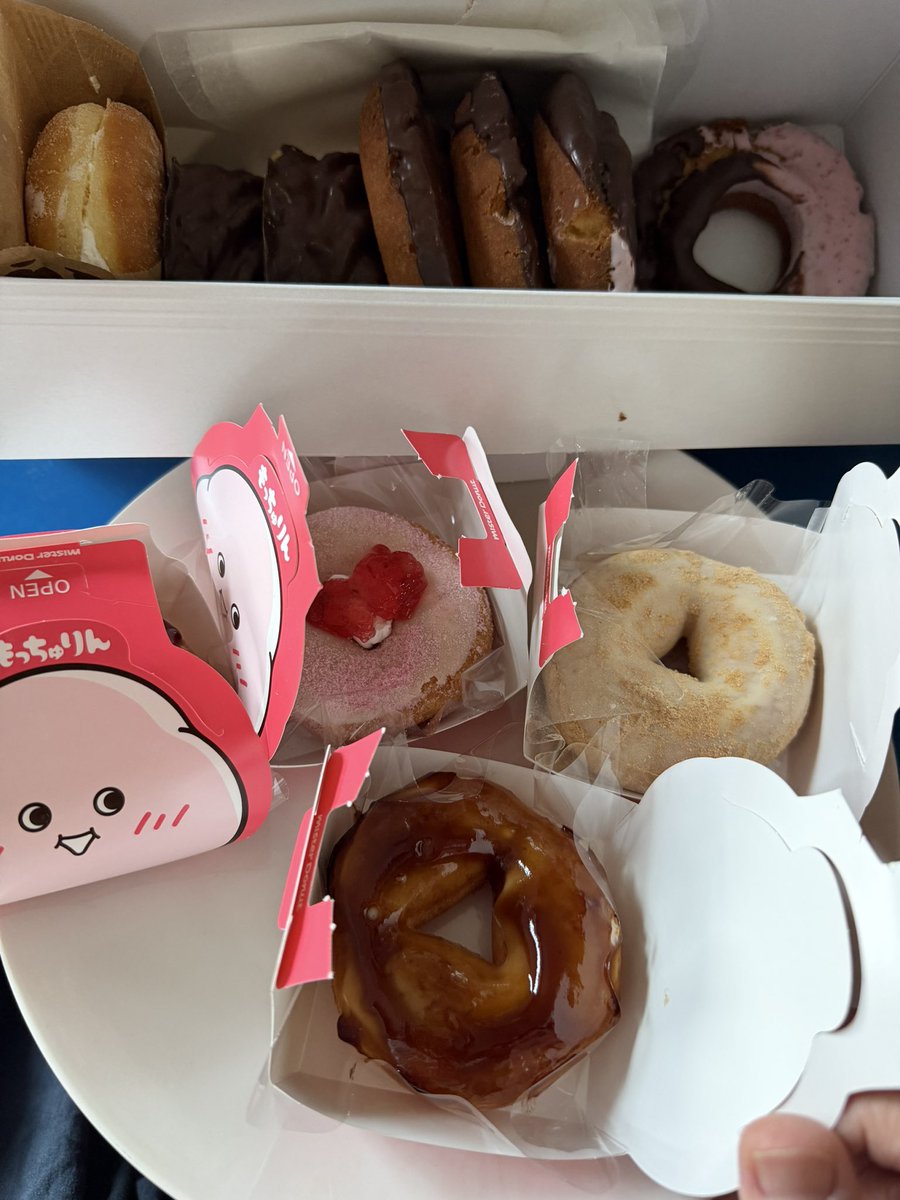 mayu5mana's tweet photo. 楽しみにしてたもっちゅりん🍩
ネット限定と見てしまったので、一緒に買ってしまったら、ドーナツ祭りになってしまった🤣
美味しかった👍 https://t.co/OxUR5ark5C