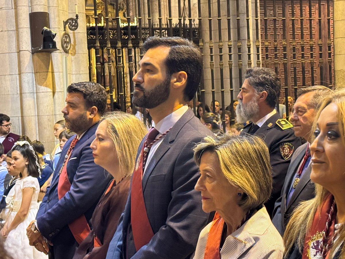 davfermen's tweet photo. León vive con fervor otro año más el Corpus Christi con los altares en las calles, los niños de comunión y la lluvia de pétalos al paso de la custodia con el Santísimo. https://t.co/AJ7HM9WIjI