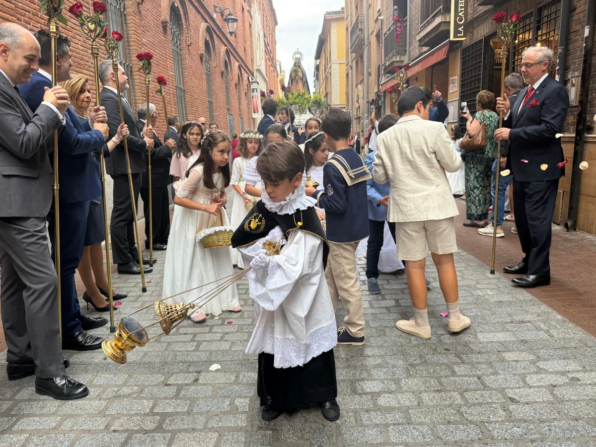 davfermen's tweet photo. León vive con fervor otro año más el Corpus Christi con los altares en las calles, los niños de comunión y la lluvia de pétalos al paso de la custodia con el Santísimo. https://t.co/AJ7HM9WIjI