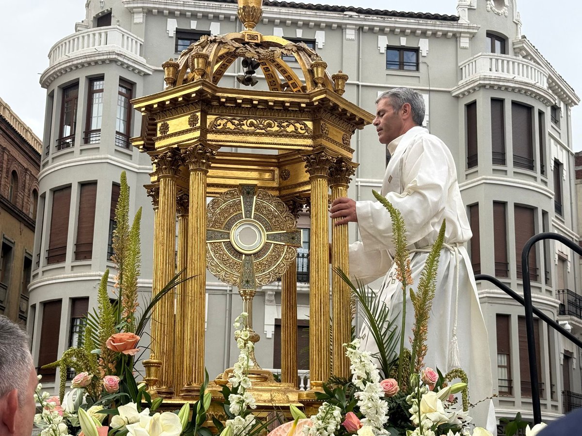 davfermen's tweet photo. León vive con fervor otro año más el Corpus Christi con los altares en las calles, los niños de comunión y la lluvia de pétalos al paso de la custodia con el Santísimo. https://t.co/AJ7HM9WIjI