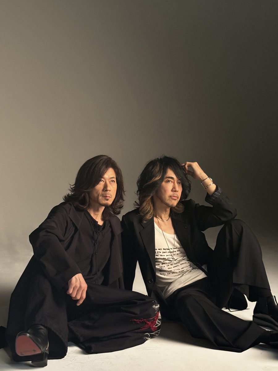ongaku_to_hito's tweet photo. @BUCKTICK_INFO @brainchild7s 【#音楽と人 7月号絶賛発売中】
撮影時のビハインドショットと誌面の一部を公開！

意外にも初となる両者の対談。佇まいや醸し出す雰囲気もよく似た２人の対話＆写真をぜひ誌面にてご確認ください！

#brainchilds
@brainchild7s

#BUCKTICK
@BUCKTICK_INFO https://t.co/WFtpaXeqnB