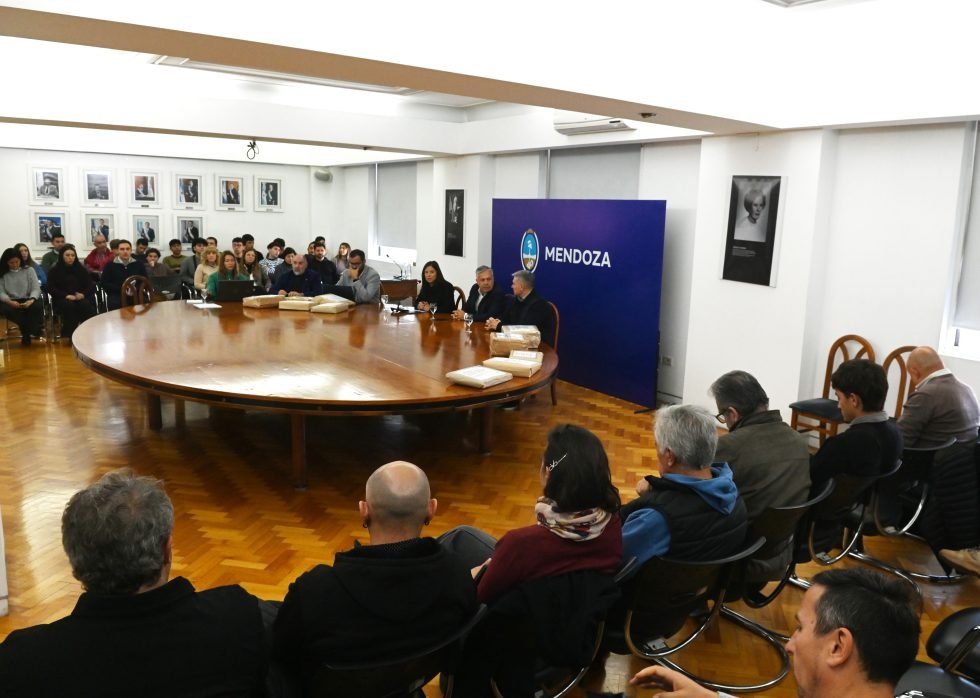 InfraMza's tweet photo. El futuro de la infraestructura se construye compartiendo experiencia. 🏗️📐
Previo a licitar el puente de Aristóbulo del Valle (GodoyCruz), Marité Badui y Emanuel Juan recibieron a alumnos de 5° año de Ing. Civil de la @utnmendoza.
Conocieron detalles técnicos de los procesos. https://t.co/kAYMDSA5TP