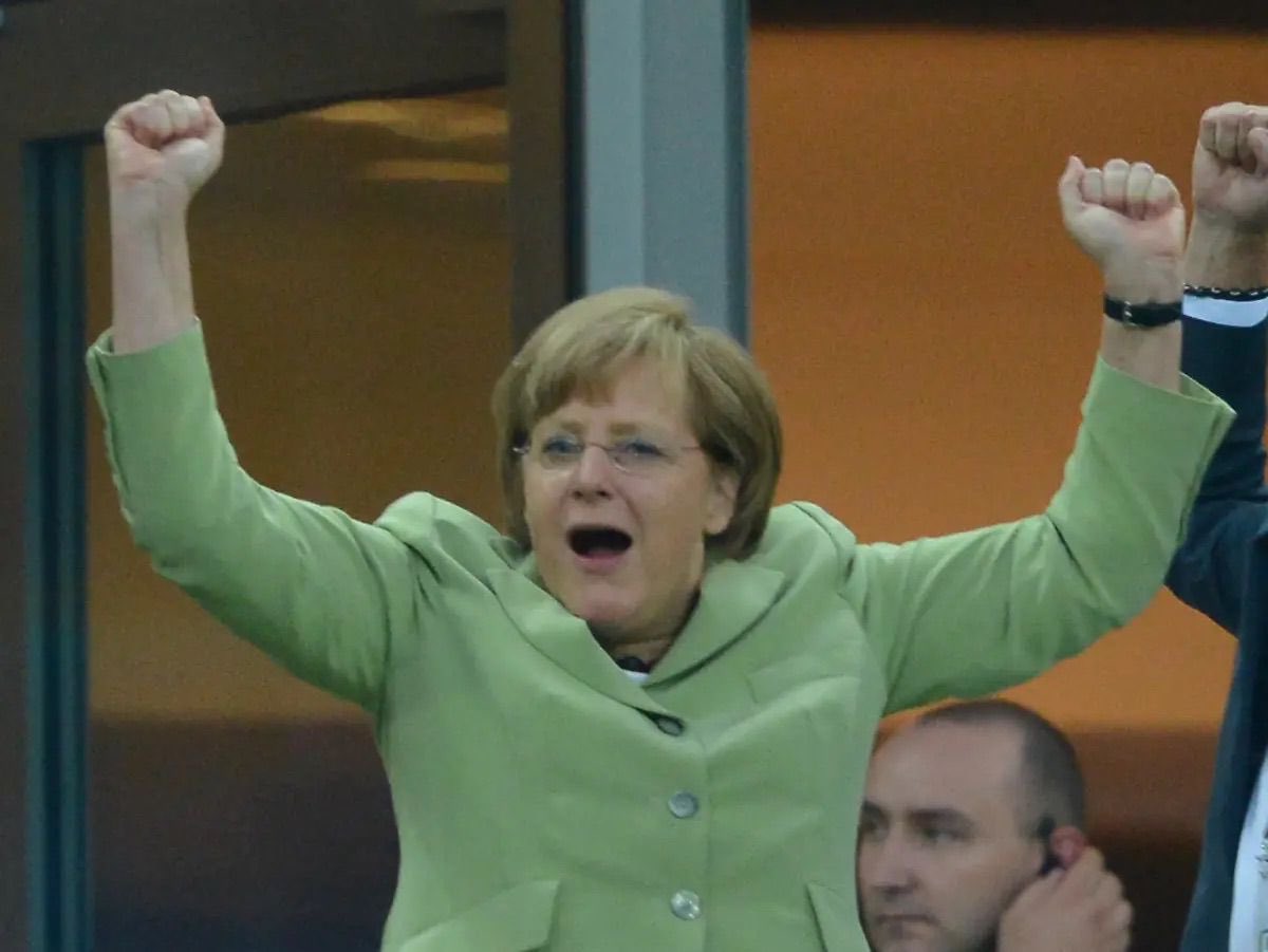 MonaNeubaur's tweet photo. Ich heute nach Abpfiff (hoffentlich)!

Viel Erfolg, Männers. Freue mich wie all  die Millionen Bundestrainierinnen und -trainer im Land auf einen grandiosen Auftritt bei der WM 2026!
#dfbteam https://t.co/oWMnsG6kCL