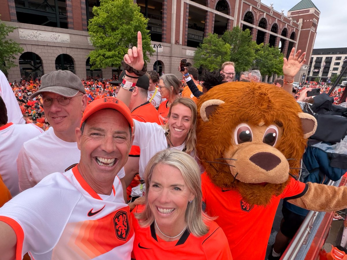 usambnl's tweet photo. Ready to cheer on @OnsOranje in our hometown of Dallas, Texas welcoming our @KNVB friends. Hup Holland Hup!! https://t.co/YI9MvsT9Pf