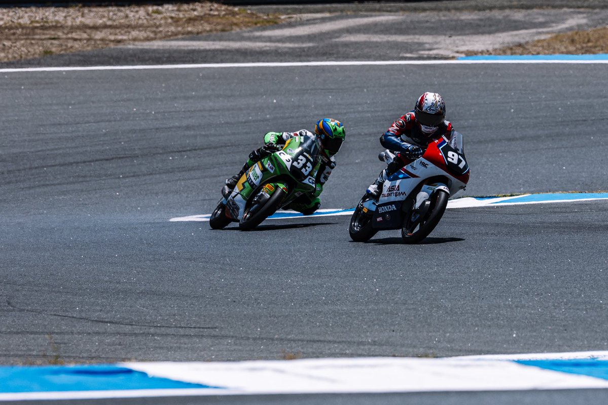 OgiwaraRyota's tweet photo. JrGP Rd.2 in Estoril🇵🇹

QP-P22
RACE-P10

なかなか苦戦したウィークでした。
だいぶ後方からのスタートになってしまいましたがレースでは少し改善できトップ10でゴールすることができました。

一旦日本に帰ってまたトレーニングです！
次はルーキーズ！😈

#motojunior #juniortalenrteam https://t.co/bf8lB6KuC5