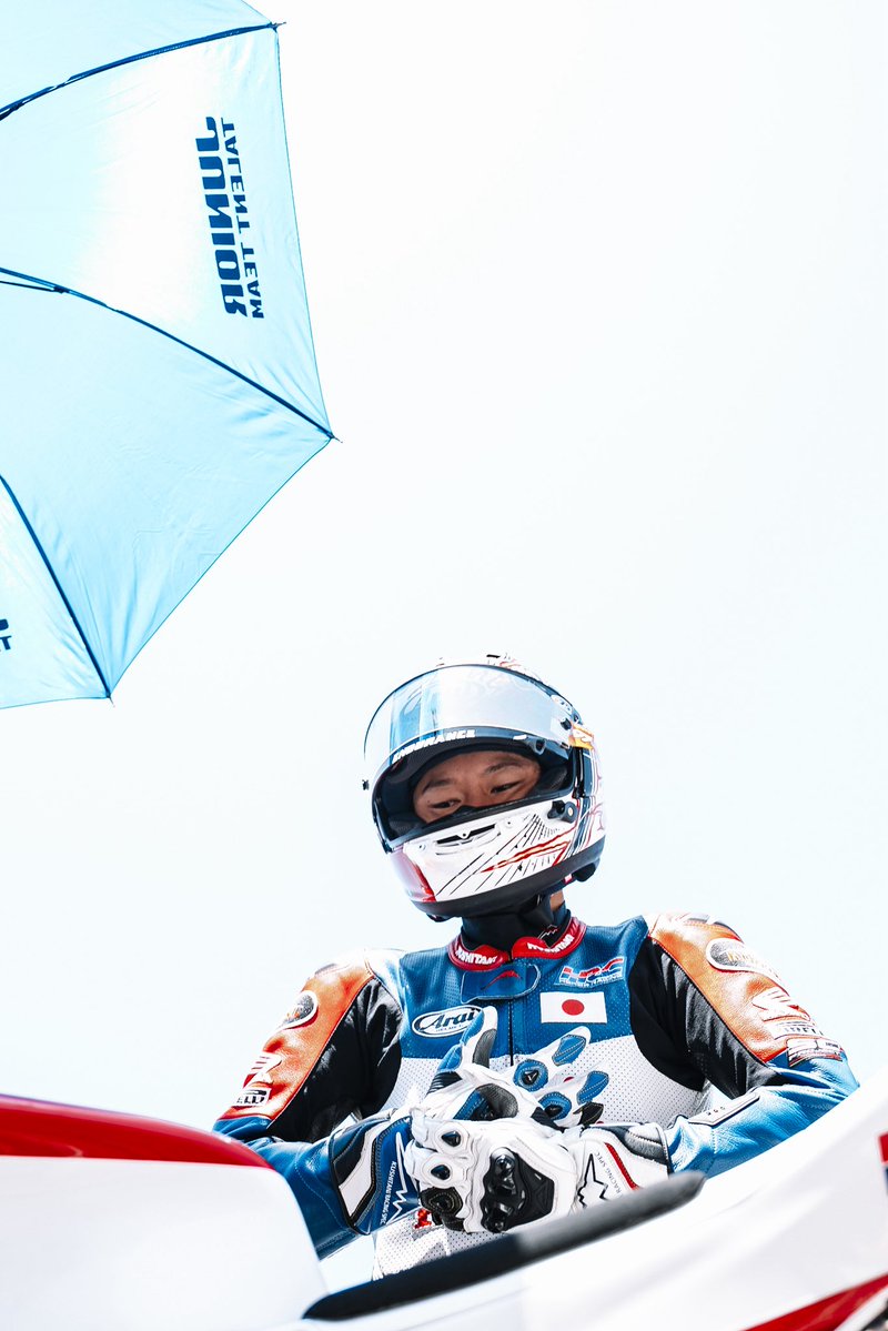 OgiwaraRyota's tweet photo. JrGP Rd.2 in Estoril🇵🇹

QP-P22
RACE-P10

なかなか苦戦したウィークでした。
だいぶ後方からのスタートになってしまいましたがレースでは少し改善できトップ10でゴールすることができました。

一旦日本に帰ってまたトレーニングです！
次はルーキーズ！😈

#motojunior #juniortalenrteam https://t.co/bf8lB6KuC5