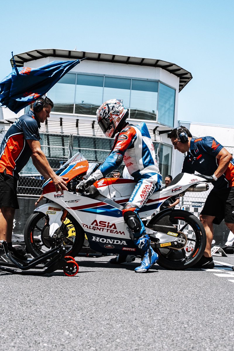 OgiwaraRyota's tweet photo. JrGP Rd.2 in Estoril🇵🇹

QP-P22
RACE-P10

なかなか苦戦したウィークでした。
だいぶ後方からのスタートになってしまいましたがレースでは少し改善できトップ10でゴールすることができました。

一旦日本に帰ってまたトレーニングです！
次はルーキーズ！😈

#motojunior #juniortalenrteam https://t.co/bf8lB6KuC5