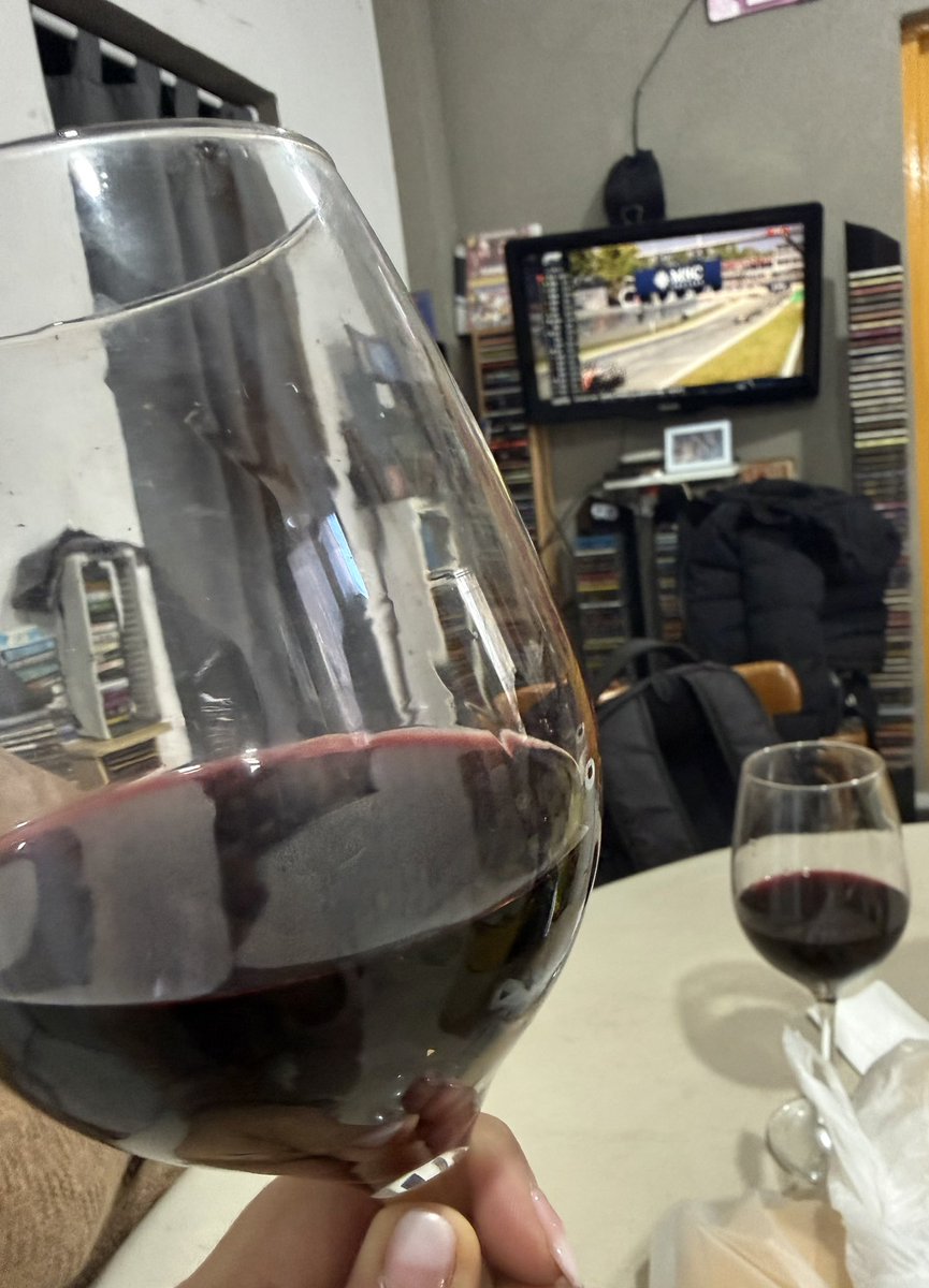 laugiaco's tweet photo. Vinito y F1 https://t.co/MjTb58ZC60