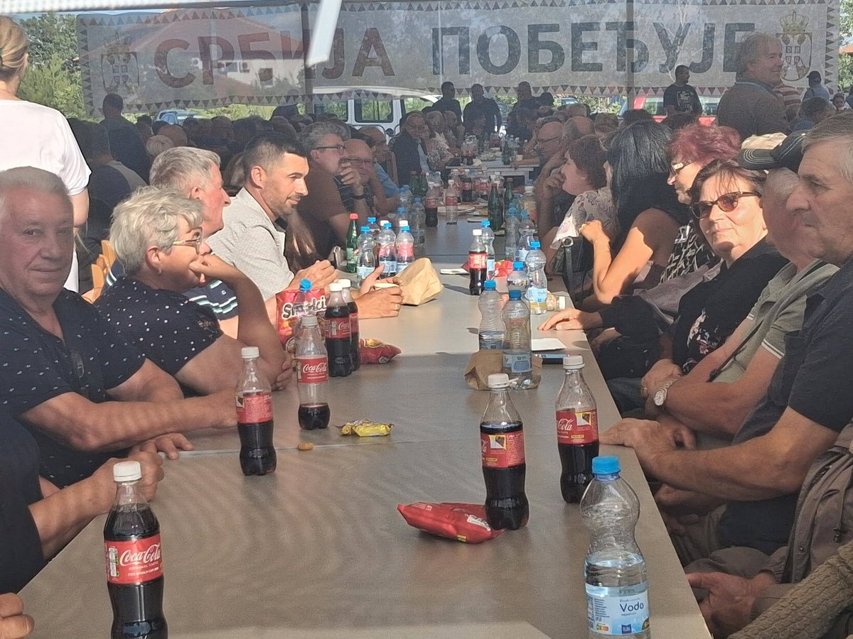 mirkotopalovic7's tweet photo. Mnogo mi drago da gledam ovakve slike i to na šta se svelo 700.000 članova i 14.000 lojalista što se zaklelo u crkvi https://t.co/osChcvA6SH