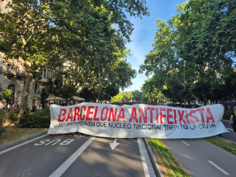 aplana_'s tweet photo. "La juventud es facha".

La juventud✊ en Barcelona plantando cara a los neonazis de Núcleo Nacional👇 https://t.co/uP1v8129f5