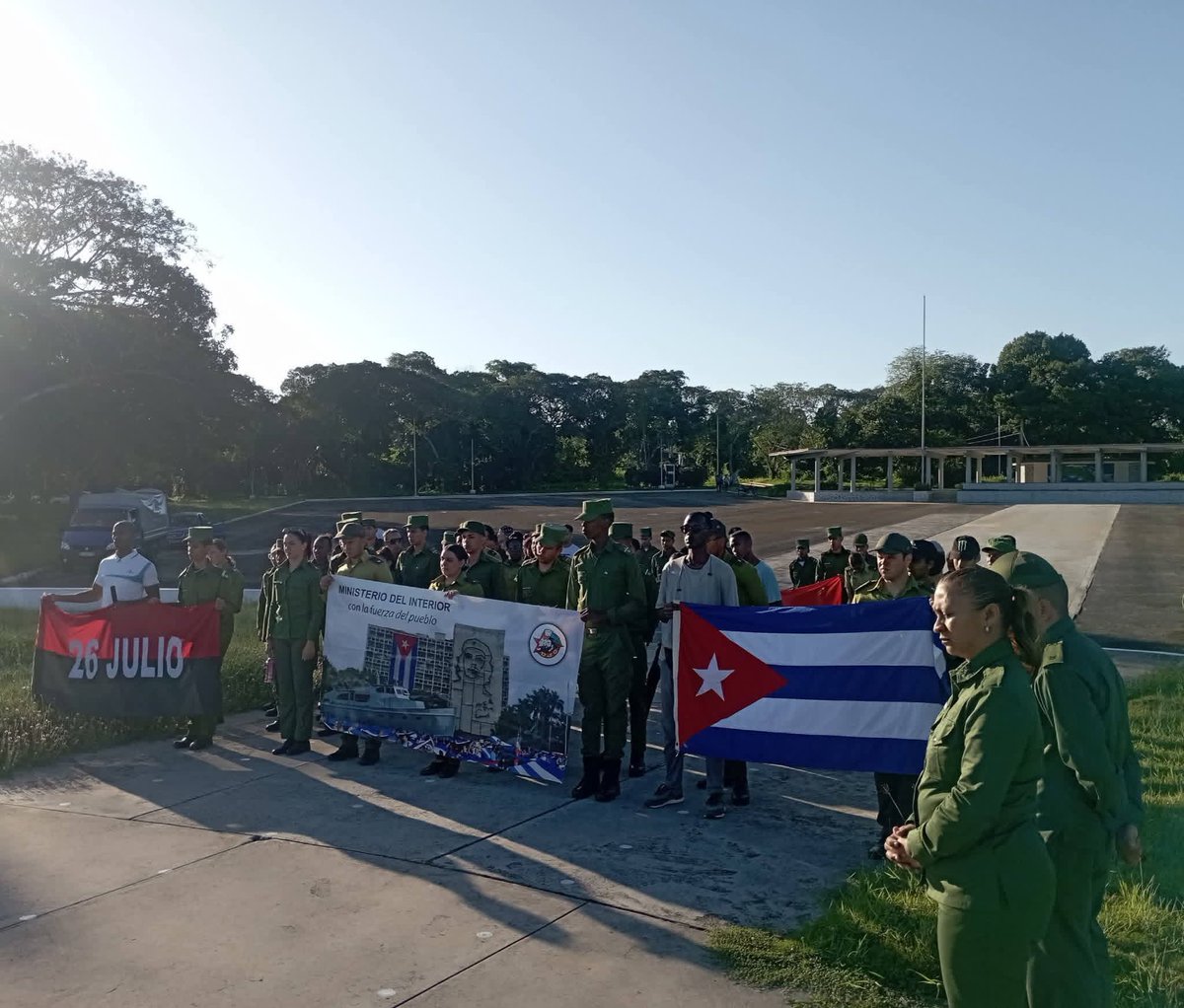 minint_cuba's tweet photo. La juventud del Ministerio del Interior rinde homenaje al Natalicio 181 del Titán de Bronce y el 98 del Guerrillero Heróico. Cien  jóvenes de diferentes órganos de la capital se dieron cita en el "Bosque de los Mártires ". #CubaEstáFirme https://t.co/OQwWv9C3vF