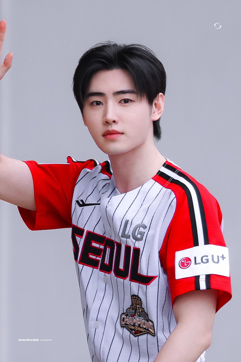 Sunghooin's tweet photo. On the way to the ceremonial first pitch for LG Twins. https://t.co/dGGO2IaaIg