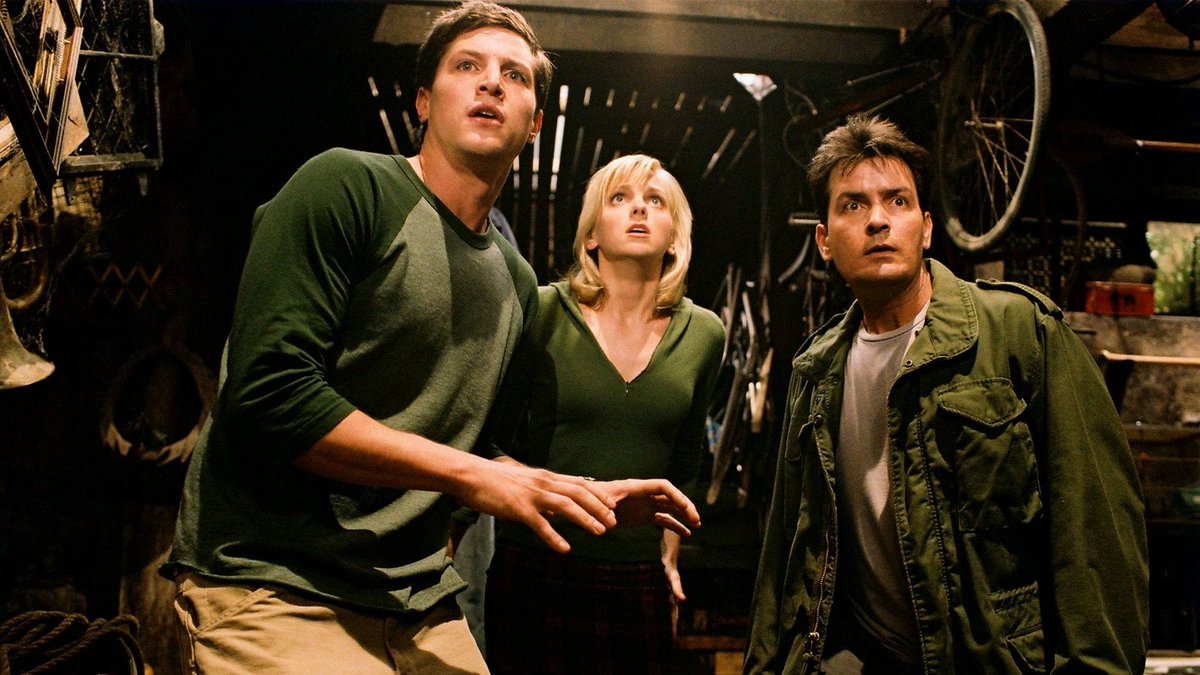 PuppyShipper's tweet photo. 21. Scary Movie 3 (2003, David Zucker).

Me funciona menos que la primera y la segunda. Los gags me funcionan, pero recaen demasiado en la violencia o chistes facilones. No veo aquí tanta mala leche en el humor y echo de menos a Shorty y Ray. https://t.co/72ykyPzlh6