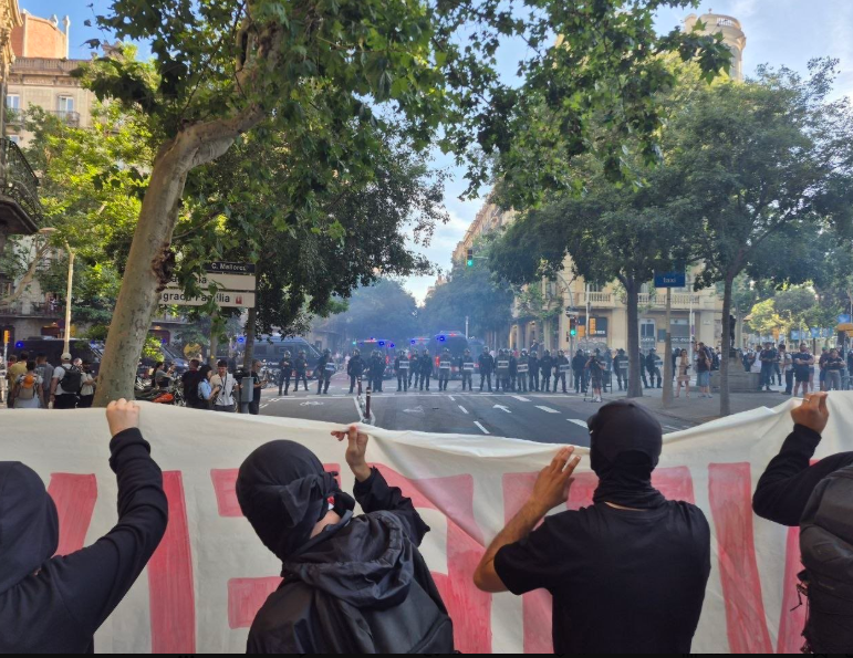 aplana_'s tweet photo. "La juventud es facha".

La juventud✊ en Barcelona plantando cara a los neonazis de Núcleo Nacional👇 https://t.co/uP1v8129f5