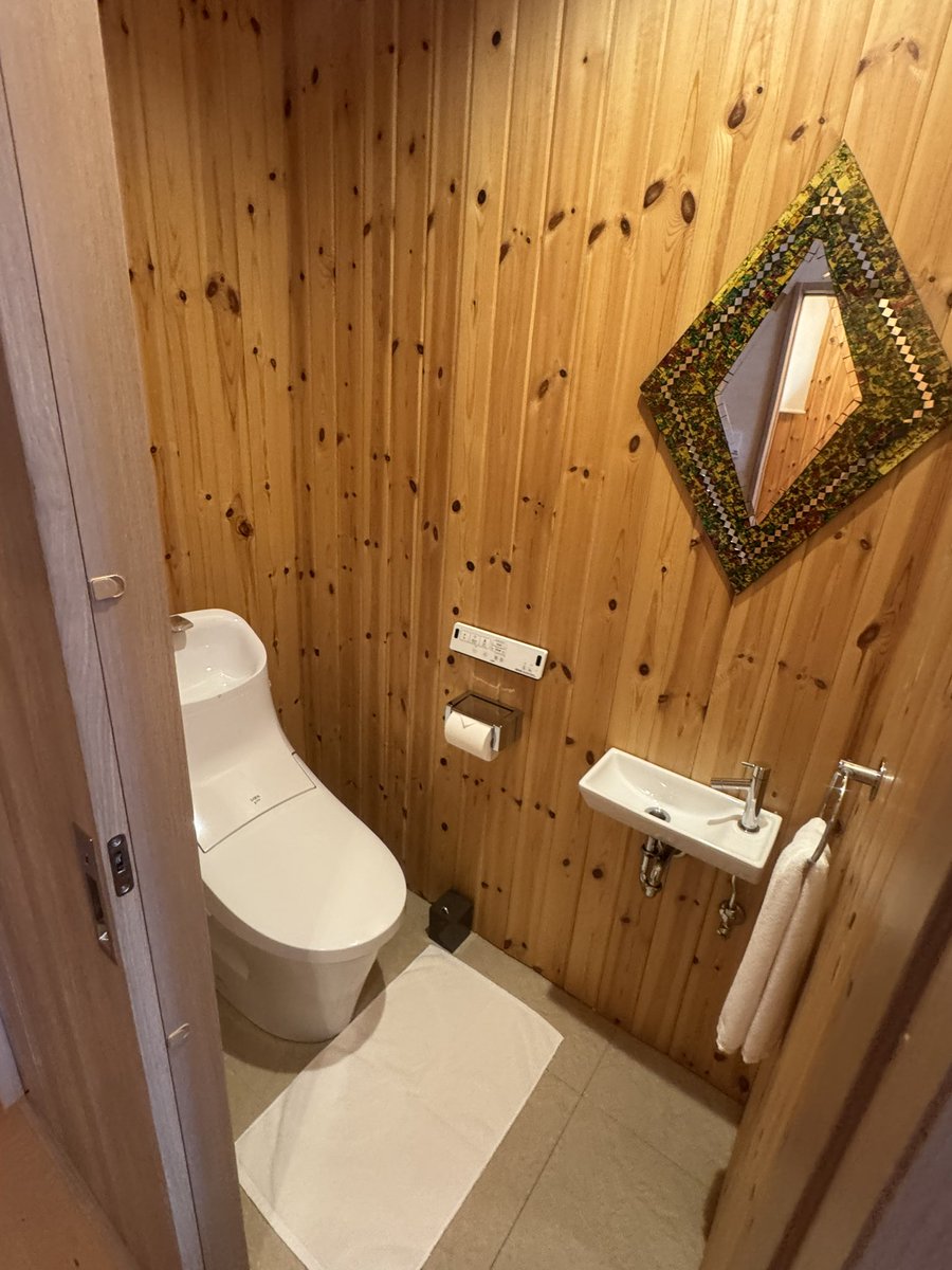 tadayaji's tweet photo. 今までの経験上「トイレは、流石に普通だよな」とトイレ🚽を覗いてみると…‼️
そこにはス・ノーマン・パー⛄️が、こちらを覗いております😱
これは映画でも感じられた恐怖が体感できます🥶
最後の写真は、用を足している時に見られる恐怖の雪だるま⛄️ https://t.co/I2sHjohff2