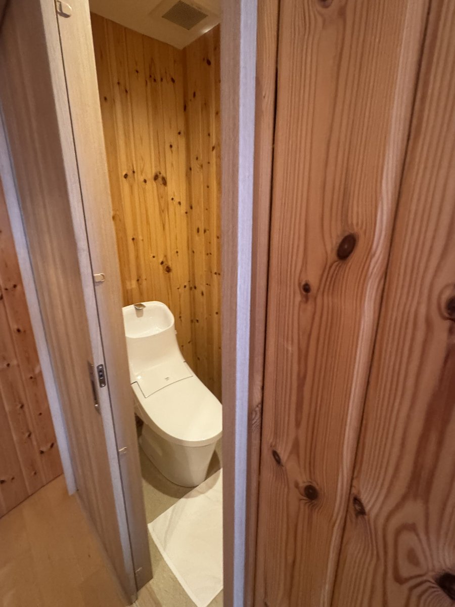 tadayaji's tweet photo. 今までの経験上「トイレは、流石に普通だよな」とトイレ🚽を覗いてみると…‼️
そこにはス・ノーマン・パー⛄️が、こちらを覗いております😱
これは映画でも感じられた恐怖が体感できます🥶
最後の写真は、用を足している時に見られる恐怖の雪だるま⛄️ https://t.co/I2sHjohff2