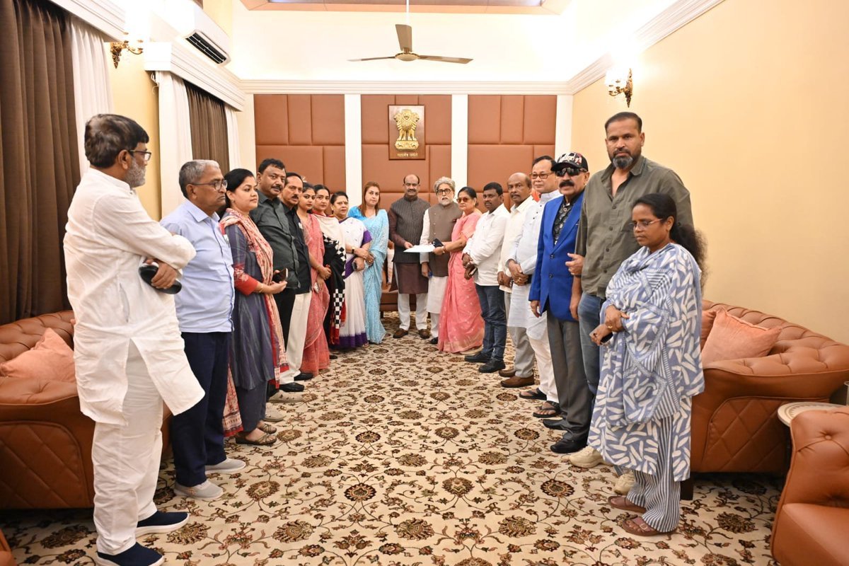 Arbindp1's tweet photo. इस वक़्त की बड़ी खबर!

TMC के बागी सांसदों का NCP में होगा मर्जर।

त्रिपुरा की NCP में विलय करेगा TMC के बागी सांसदों का गुट।

: बागी सांसद काकोली घोष

TMC की बागी सांसद काकोली घोष ने बड़ी जानकारी दी है।

उन्होंने बताया कि TMC के बागी सांसदों का गुट त्रिपुरा की पार्टी NCP में विलय करेगा, जो NDA का हिस्सा है।

इसके अलावा बागी सांसद सुदीप बंदोपाध्याय ने दावा किया है कि उनका ये गुट भविष्य में TMC के सिंबल पर भी दावा करेगा।
Tmc समाप्त