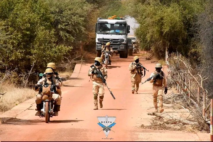 AzizHassoumi's tweet photo. 🇧🇫burkina faso

Même dans les zones les plus reculées, les forces de défense poursuivent leurs missions avec détermination, parcourant forêts et terrains difficiles, parfois à pied, afin d’assurer la sécurité et la protection des populations locales.

Les forces spéciales du Burkina Faso continuent de combattre les groupes terroristes en cette période difficile, faisant preuve de résilience et d’un engagement constant pour le retour de la stabilité.