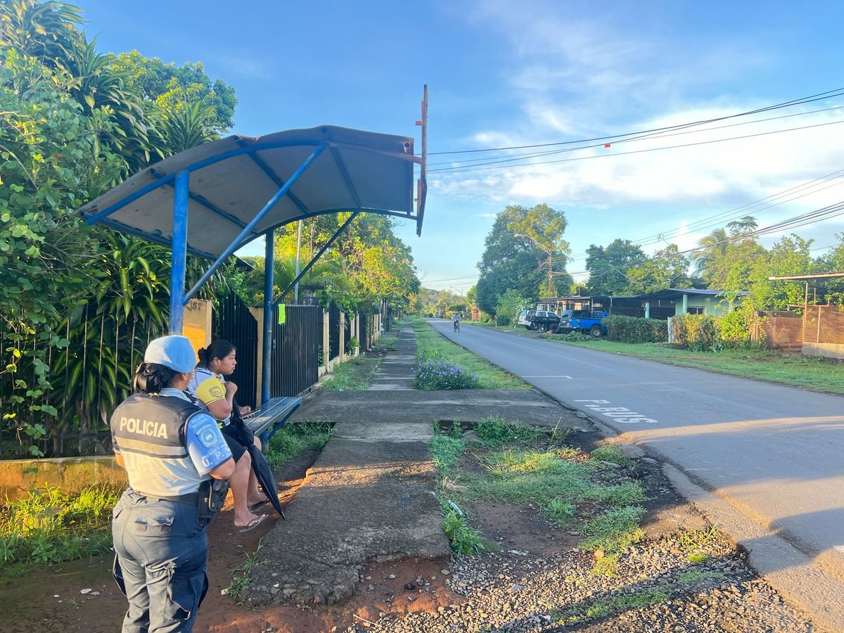 policiadepanama's tweet photo. #UPC | Nuestras unidades mantienen activo el dispositivo #ParadasSeguras en la provincia de Chiriquí, garantizando la seguridad de los ciudadanos que se trasladan diariamente hacia sus destinos. #TuPolicíaAmiga https://t.co/raDhF0MGiI