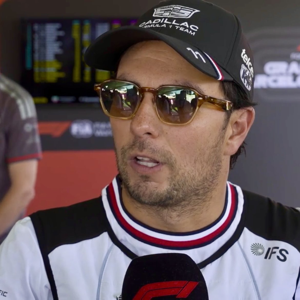 PrimeF1__'s tweet photo. ⚠️ TENEMOS UNA IDEA BASTANTE CLARA DE LO QUE ESTÁ OCURRIENDO Y HOY LO CONFIRMAMOS: @SChecoPerez.

“No fue un inicio sencillo. Patinaron mucho las ruedas al arrancar y perdimos algunas posiciones.

Logramos recuperarlas durante la primera vuelta, pero a partir de ahí estuvimos pegados a Alex [ALB] durante todo el primer stint.

Luego, el neumático duro nos fue realmente mal. Perdimos terreno y, con los lapeos y otras situaciones de carrera, también cedimos algo de tiempo frente a los Williams.

Creo que siempre supimos que Barcelona iba a evidenciar exactamente aquello que nos falta. Tenemos trabajo por hacer en esos descensos de rendimiento, cuando llegamos a ese punto de caída del neumático.

Tenemos una idea bastante clara de lo que está ocurriendo y hoy lo confirmamos.

Al perderme la FP1, no pude obtener una lectura clara del balance del coche con los distintos compuestos.

Probamos todos los neumáticos, entendimos cómo funcionaban y también comprendimos mejor las limitaciones que estamos teniendo en este momento.” 🔥🇲🇽

#BarcelonaGP