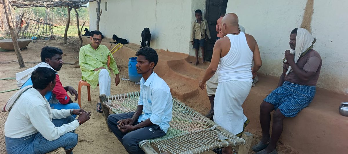 rldsonbhadr's tweet photo. #सोनभद्र 

 जन जन तक किसान मसीहा श्रद्धेय चौ० चरण सिंह जी की विचारधारा,  किसान– कामगार हितैषी कार्यों की पहुंच ही हमारा संकल्प है। आज  बिहार बॉर्डर के अंतिम गांव में @RLDparty की जन चौपाल

#RLD_Sonbhadra 

@jayantrld 
@AnilKumarMZN 
@myogiadityanath
@RLDSpeaks
@DmSonbhadra https://t.co/97xKmabqqo