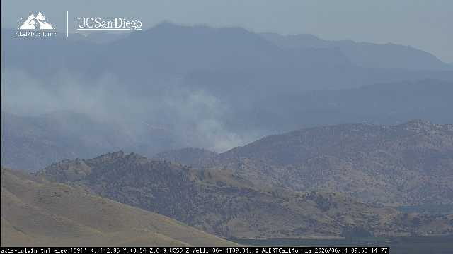 engineco16's tweet photo. #PonyFire 10+ acres, MROS. Sierra Dr south of Lake Kaweah, east of Visalia, Tulare County @CALFIRE_TUU https://t.co/AgJZJKvoP7
