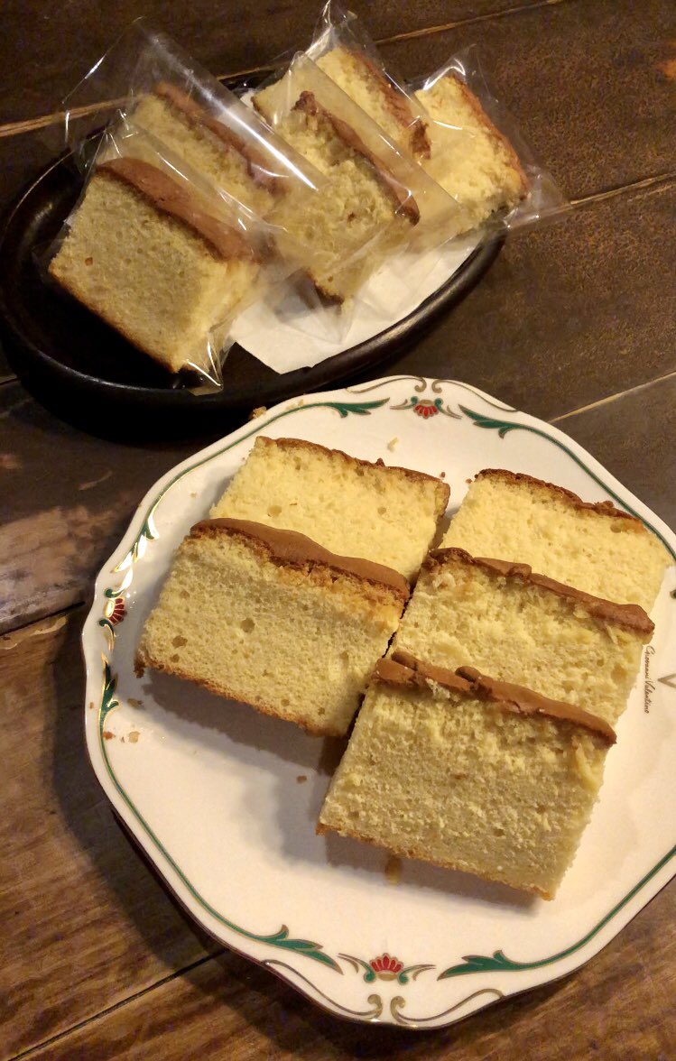 gen_935's tweet photo. 🧑‍🍳長崎カステラを作りました🎵
ちょっとしわが…💦ザラメがもう少しあっても良かったかも🙄気泡も残ってて…リベンジかな〜😅
ふわふわで味は美味しいと😎が言ってくれました🙌
また作ろう！

#長崎カステラ 
#cotta
#手作りお菓子 https://t.co/XF1fMdGNWv