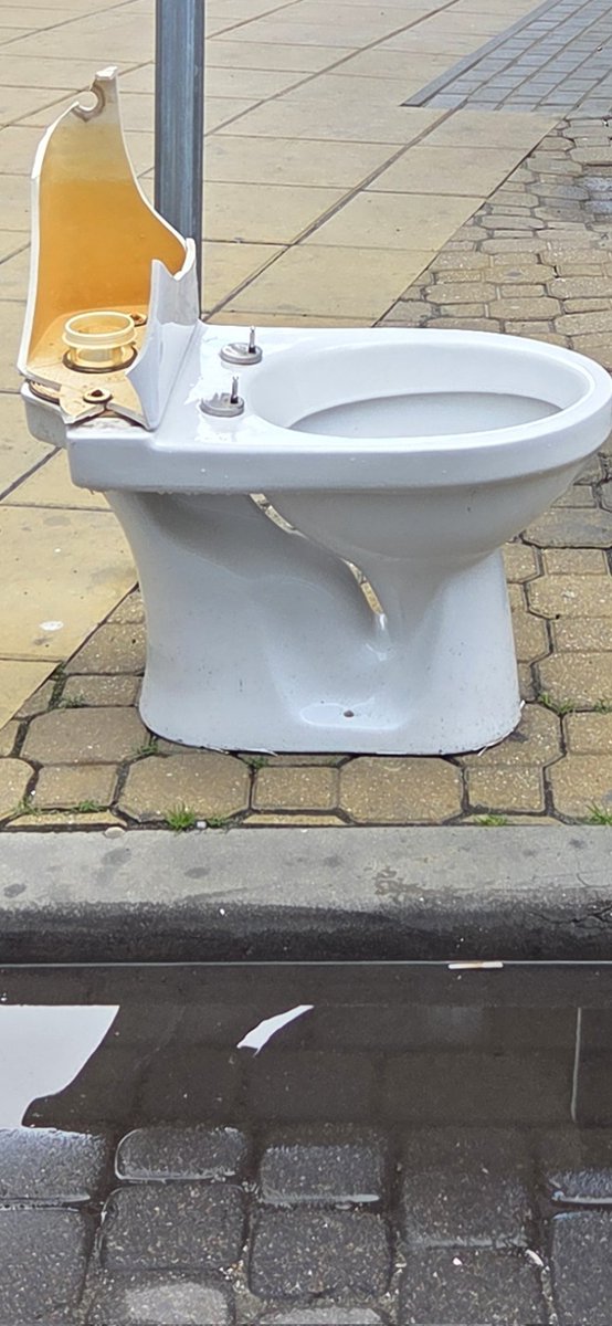 _carger_'s tweet photo. @MacMarkowski @EkstraligaPL Brawo Panie Redaktorze! Cóż za poświęcenie dla dobra sprawy. Postawa godna naśladowania.  Mam nadzieję, że  nie umknie to uwadze Prezesa 🫵

Ja skromnie dodam ,że po drugiej stronie stadionu również deszczowo i kałuże. 

Pozdrawiam! https://t.co/fretV7evCF